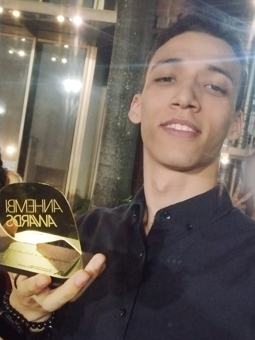 Higor Selvino holding the Anhembi Awards trophy